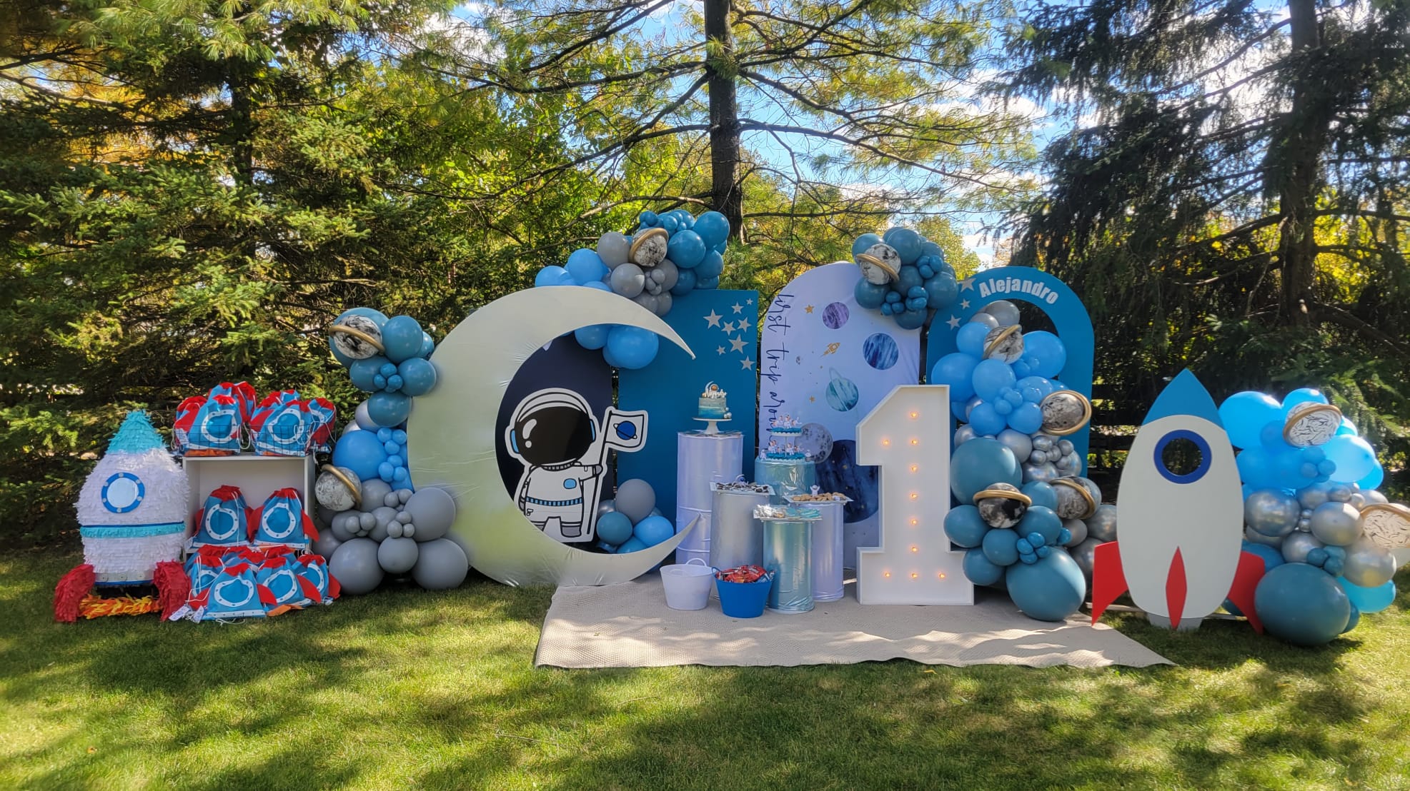 the host concept pary decoration of 1 year old boy moon and space decor
