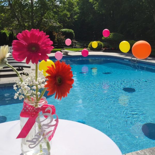 Balloon decoration for your pool